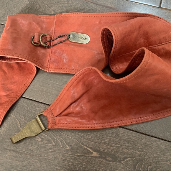 Vintage Calvin Klein calf-skin leather belt, brass buckle clasp, 27” waist. - Picture 2 of 6